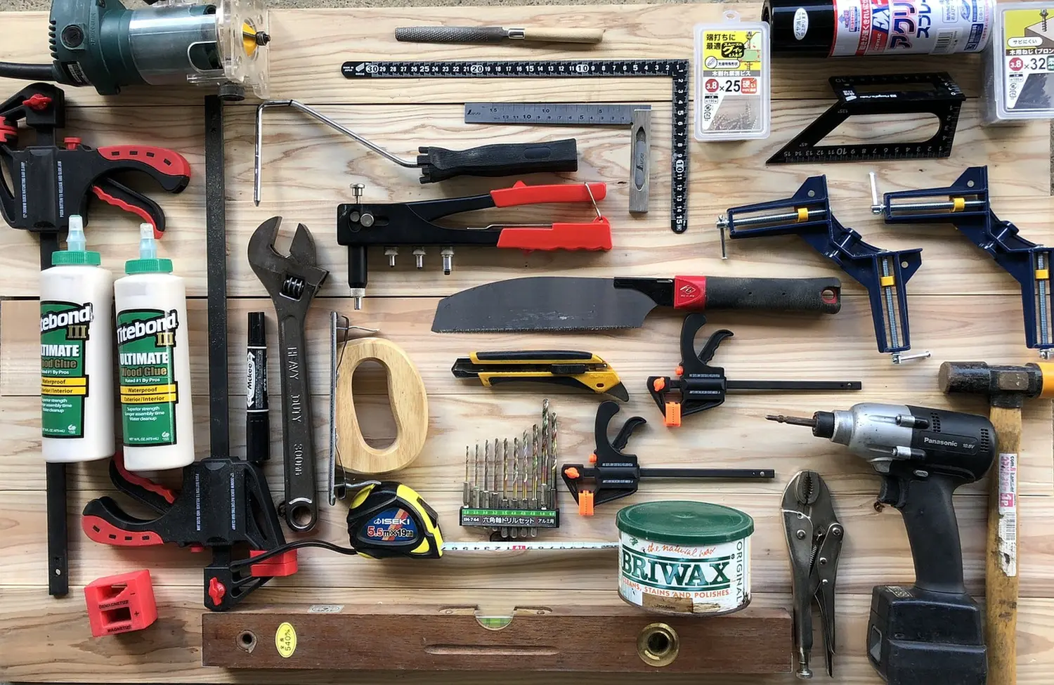 EKS-Dienstleistungen - verschiedene Arbeitsgeräte auf einem Holzbrett